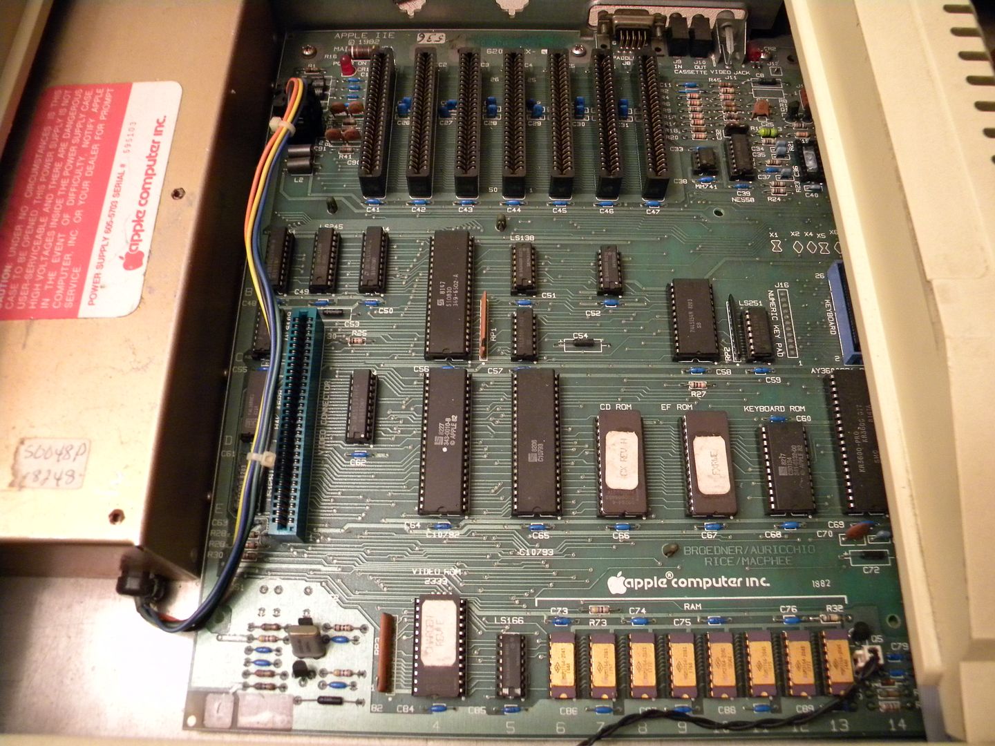 IMAGE(http://i1059.photobucket.com/albums/t438/1989iroc383/Apple%20IIe%20prototype/DSCN1676_zpsjxydz6x1.jpg)