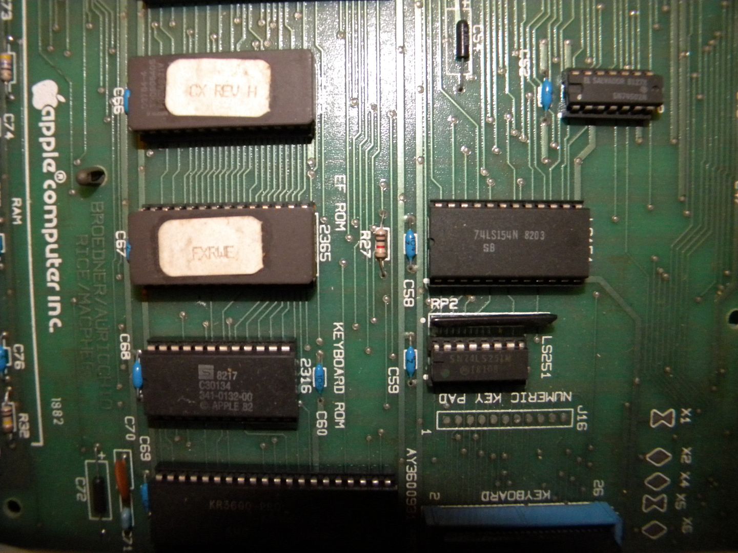 IMAGE(http://i1059.photobucket.com/albums/t438/1989iroc383/Apple%20IIe%20prototype/DSCN1684_zps4uqwpgnc.jpg)