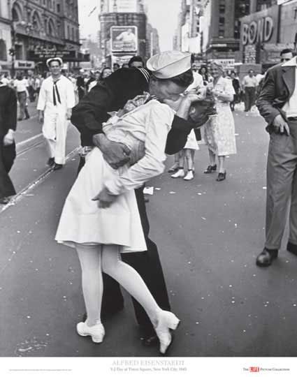 394226_VJ-Day-at-Times-Square-New-York-City-1945.jpg